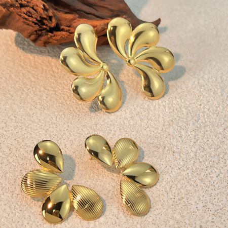 1 paire de boucles d'oreilles à clous en acier inoxydable doré, imperméables, en forme de fleur