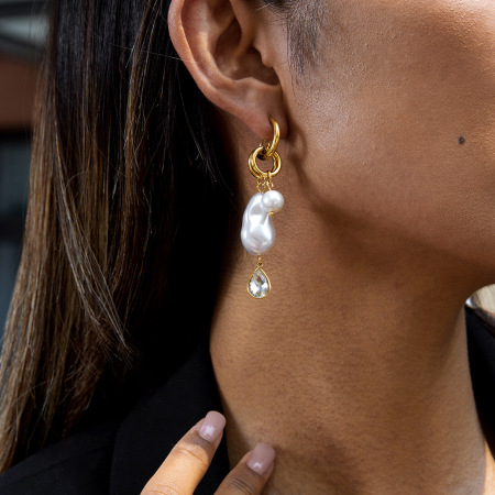 1 paire de magnifiques boucles d'oreilles pendantes pour femme, en acier inoxydable doré, de forme irrégulière et imperméables. 2