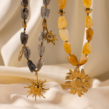 Collier de perles en acrylique doré avec motif fleur et soleil, 1 pièce
