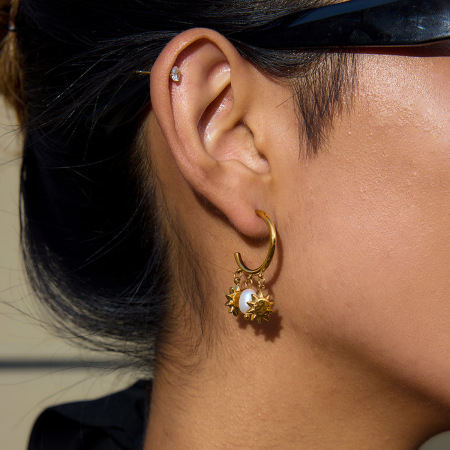 1 paire de boucles d'oreilles créoles luxueuses Sun en acier inoxydable étanche couleur or avec perles pour femmes