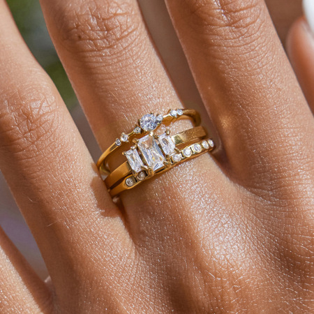 Bague minimaliste simple torsadée en acier inoxydable étanche couleur or (1 pièce)