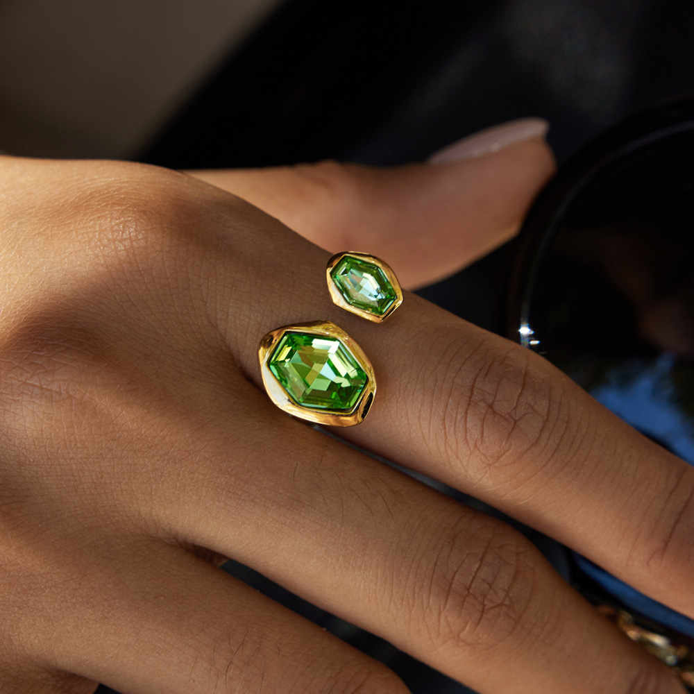 Bague Pour Femme En Acier Inoxydable Doré, Ornée D'Un Zircon Vert Hexagonal (1 Pièce). Image3