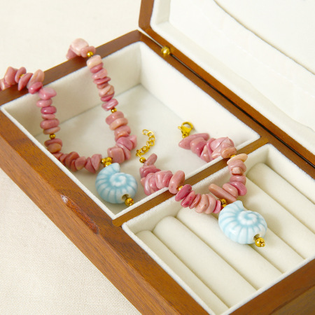 Ensemble de collier pendentif en céramique et perles de pierres naturelles de style océanique 2