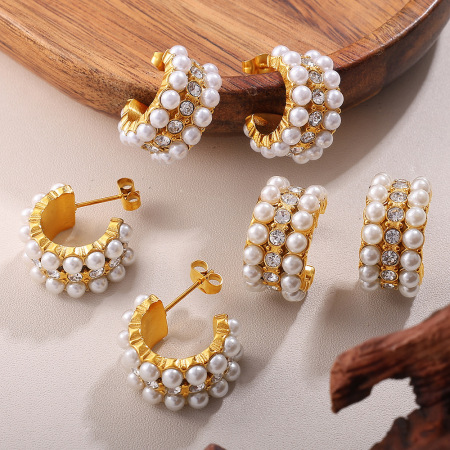1 paire de boucles d'oreilles créoles en acier inoxydable étanche, couleur or, ornées de strass et de perles.