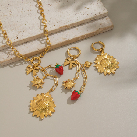 Ensemble collier et collier romantique en acier inoxydable doré, orné d'une fleur de fraise.