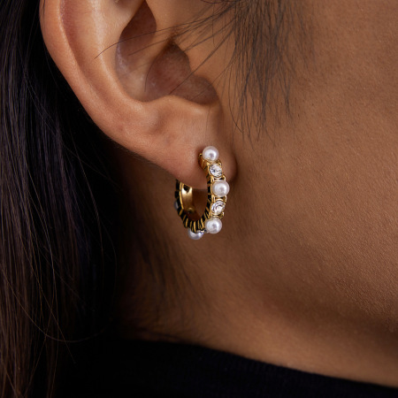1 paire de boucles d'oreilles créoles élégantes pour femme, en acier inoxydable doré étanche, serties de zircon.