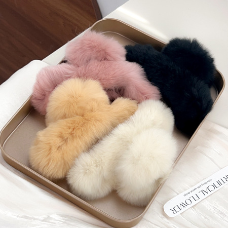 1 pince à cheveux simple et mignonne en peluche super douce de couleur unie pour femme 2