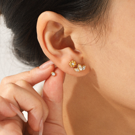 1 paire de boucles d'oreilles puces Daily Flower en acier inoxydable étanche couleur or avec zircon pour femme