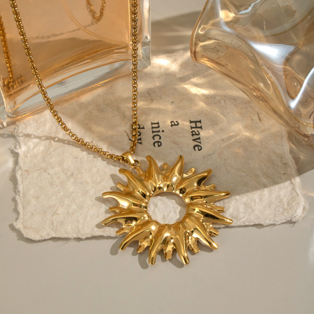 Collier pendentif soleil en acier inoxydable étanche couleur or (1 pièce)