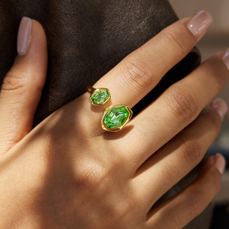 Bague pour femme en acier inoxydable doré, ornée d'un zircon vert hexagonal (1 pièce).