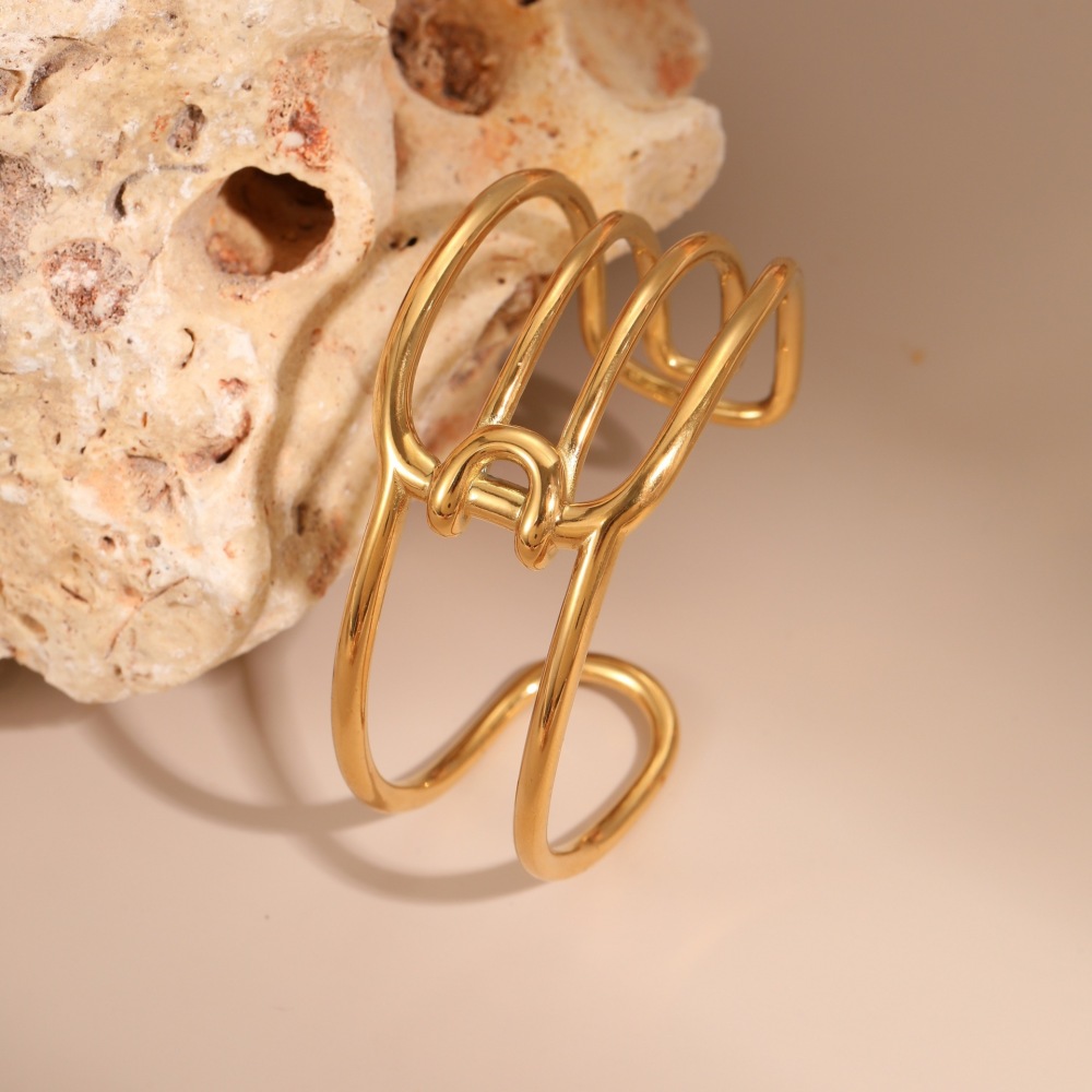 Bracelet Manchette En Acier Inoxydable Étanche, Élégant Et En Forme De Cœur, De La Luxueuse Collection « Luxury Series Elegant Heart » (1 Pièce). Image4