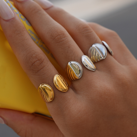 Bague tendance en acier inoxydable doré, forme irrégulière, étanche, collection Simple, portée au quotidien.
