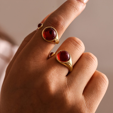 Bague élégante pour femme en acier inoxydable doré, ornée d'un grenat et d'une pierre précieuse, 1 pièce