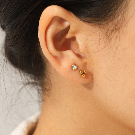1 paire de boucles d'oreilles puces pour femme, en acier inoxydable imperméable, couleur or, forme irrégulière, serties de zircon.