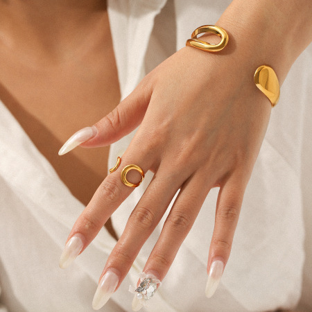 Bracelet jonc simple et ajouré pour femme, couleur or, en acier inoxydable, étanche, à porter au quotidien (1 pièce)