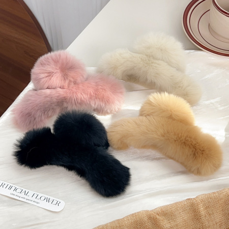 1 pince à cheveux simple et mignonne en peluche super douce de couleur unie pour femme