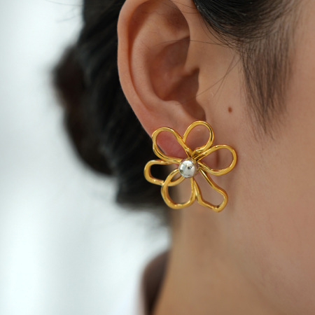 Boucles d'oreilles puces pour femme, en acier inoxydable doré, imperméables, avec motif floral naturel simple (1 paire).