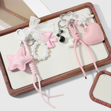 Breloque de sac en cuir en forme de cœur avec nœud papillon et perles (1 pièce)