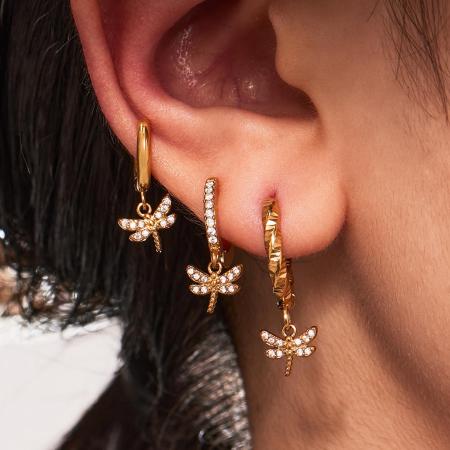 1 paire de boucles d'oreilles pendantes pour femme, en acier inoxydable doré, ornées de zircon et représentant une libellule. Elles sont imperméables.