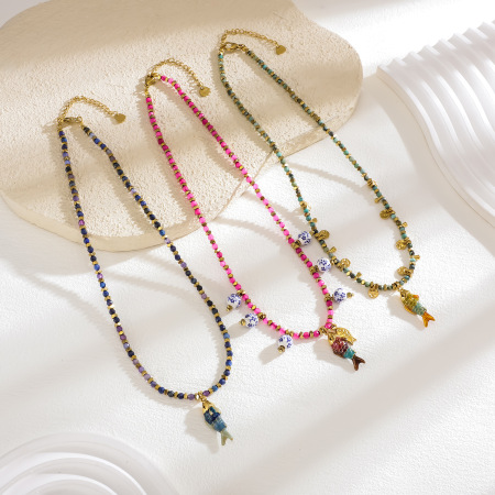 Collier vintage pour femme en acier inoxydable, couleur or, orné de perles et de pierres naturelles, avec motif poisson (1 pièce)
