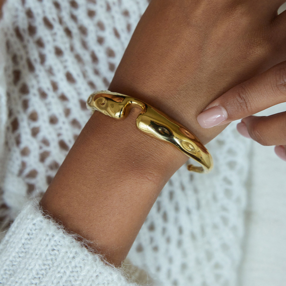 Bracelet Manchette Pour Femme, En Acier Inoxydable Doré, Motif Martelé Classique (1 Pièce). Image4