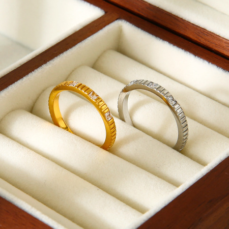 Bague minimaliste en acier inoxydable, étanche, couleur or, avec zircon et lignes simples (1 pièce). 2