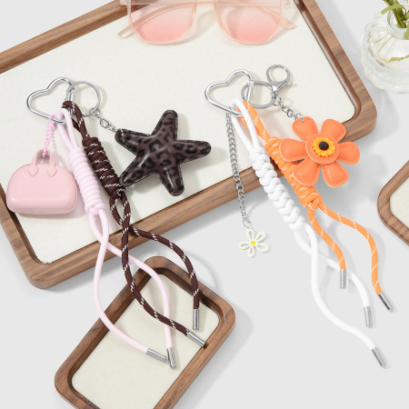 1 bijou de sac en cuir à imprimé léopard et étoile