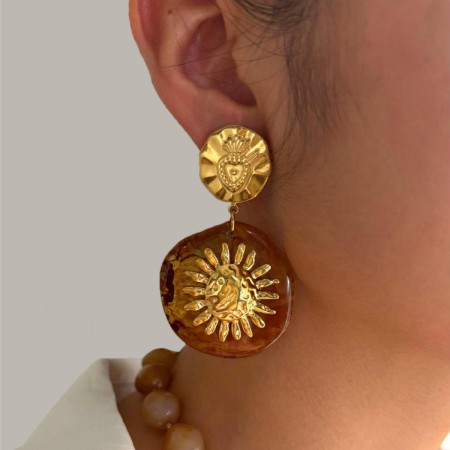 1 paire de boucles d'oreilles pendantes en acier inoxydable et résine couleur or avec fleur