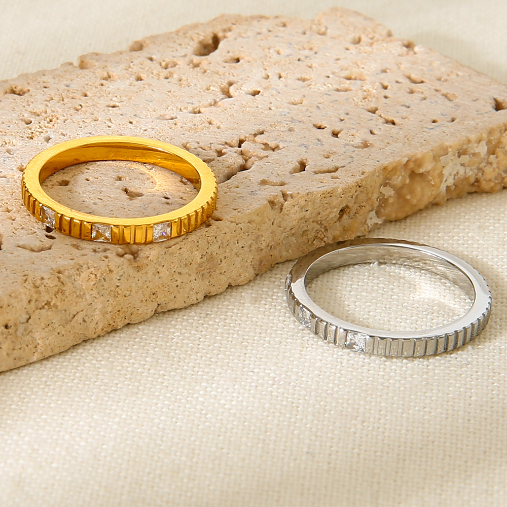 Bague Minimaliste En Acier Inoxydable, Étanche, Couleur Or, Avec Zircon Et Lignes Simples (1 Pièce). Image3