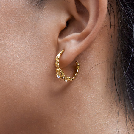 1 paire de boucles d'oreilles créoles luxueuses pour femme, en acier inoxydable imperméable, de forme irrégulière et de couleur dorée. 2