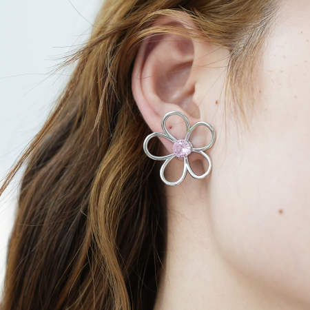 1 paire de boucles d'oreilles puces pour femme, en acier inoxydable imperméable, avec motif floral naturel simple.