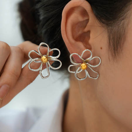 1 paire de boucles d'oreilles puces simples pour femmes, en acier inoxydable étanche, couleur or, avec motif floral quotidien.
