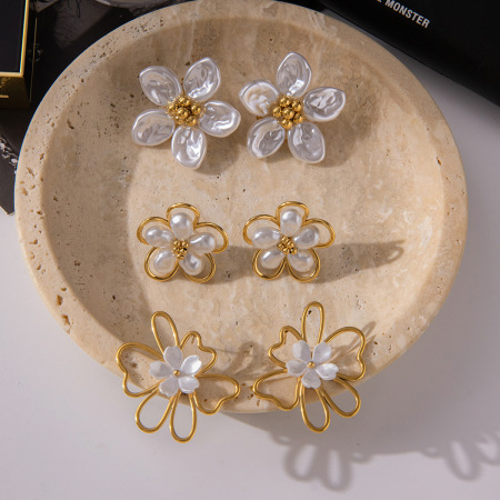 1 paire de boucles d'oreilles puces élégantes en acier inoxydable doré, imperméables, à motif floral et coquillage. 2