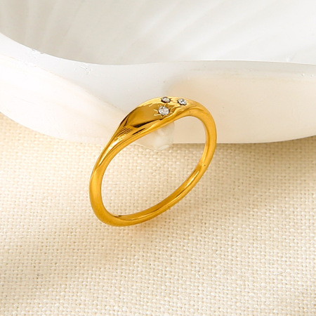 Bague simple et élégante au quotidien, en acier inoxydable, couleur or, avec zircon, de forme irrégulière et résistante à l'eau. 2