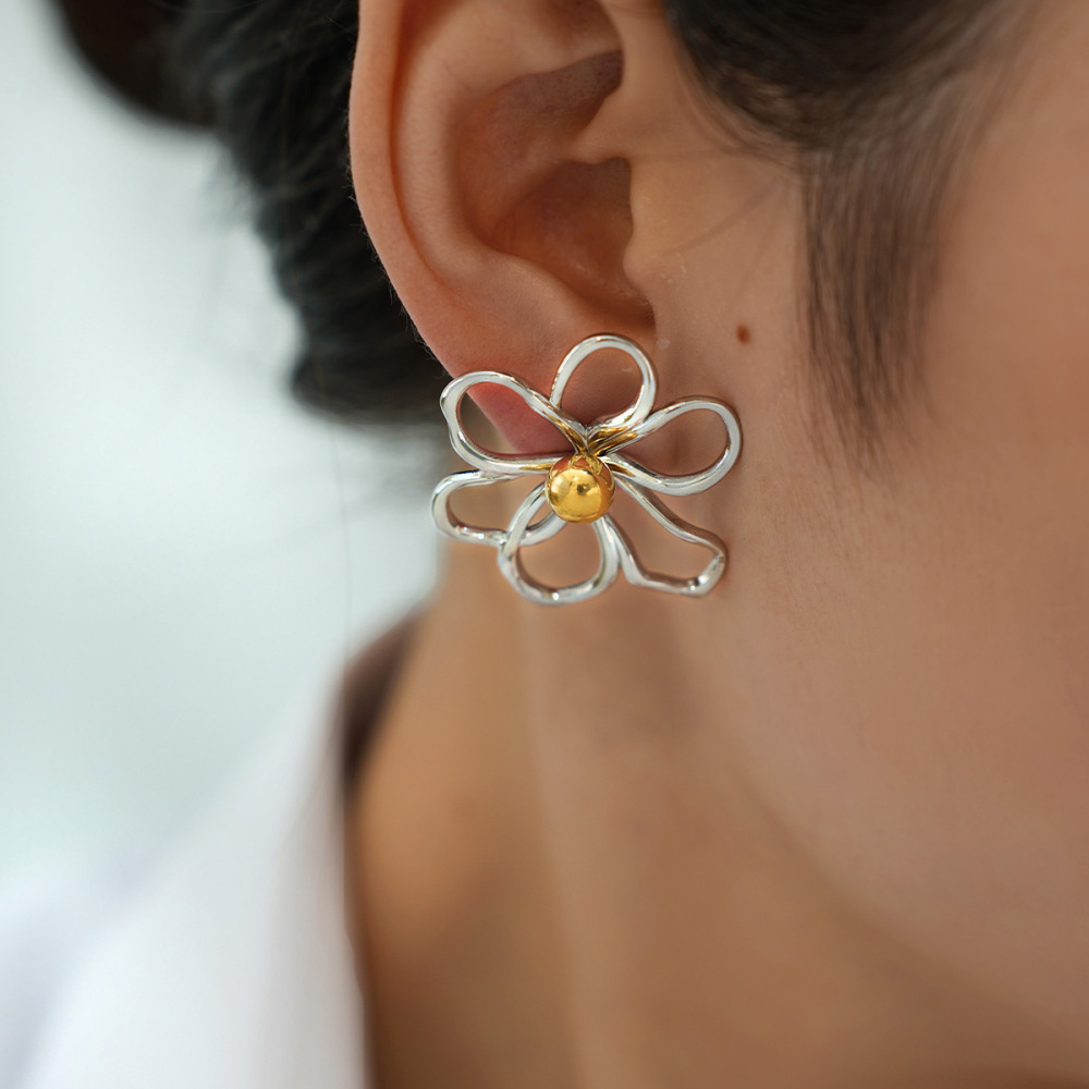 1 Paire De Boucles D'Oreilles Puces Simples Pour Femmes, En Acier Inoxydable Étanche, Couleur Or, Avec Motif Floral Quotidien. Image4