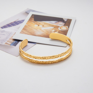 Bracelet Manchette Pour Femme, 1 Pièce, En Acier Inoxydable Martelé, Étanche, Couleur Or h5 Image6