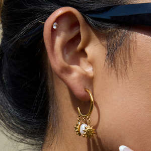 1 Paire De Boucles D'Oreilles Créoles Luxueuses Sun En Acier Inoxydable Étanche Couleur Or Avec Perles Pour Femmes h5 Image4