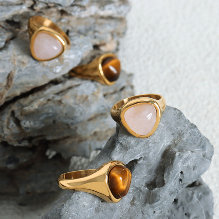 Bague pour femme en acier inoxydable doré, ornée d'une pierre naturelle triangulaire (1 pièce). 2