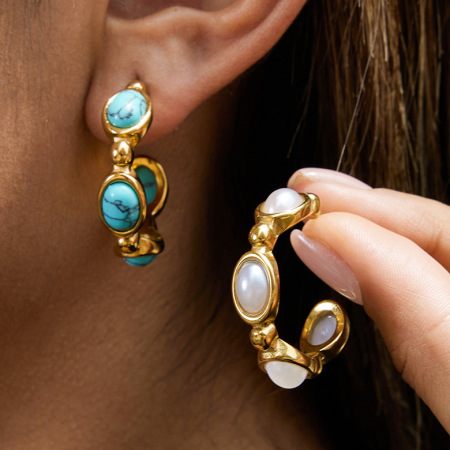 1 paire de boucles d'oreilles créoles élégantes pour femme, en acier inoxydable doré et ornées de pierres naturelles. 2