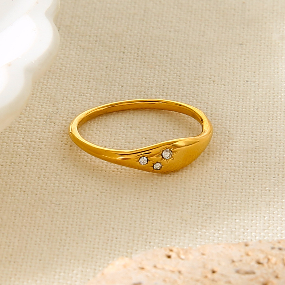 Bague Simple Et Élégante Au Quotidien, En Acier Inoxydable, Couleur Or, Avec Zircon, De Forme Irrégulière Et Résistante À L'Eau. Image4