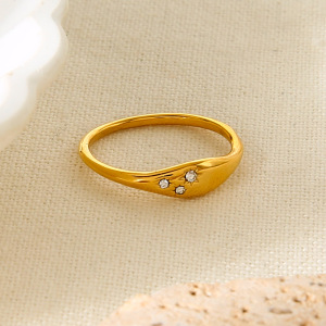 Bague Simple Et Élégante Au Quotidien, En Acier Inoxydable, Couleur Or, Avec Zircon, De Forme Irrégulière Et Résistante À L'Eau. h5 Image4