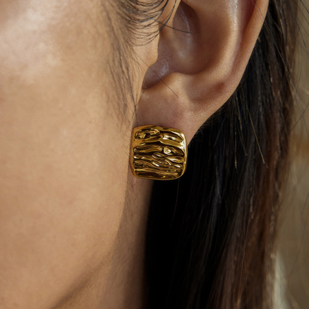 1 paire de boucles d'oreilles puces pour femme, en acier inoxydable doré, imperméables, à fines rayures ondulées