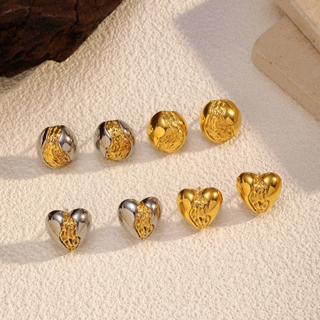 1 paire de boucles d'oreilles puces en acier inoxydable imperméables en forme de cœur, couleurs assorties