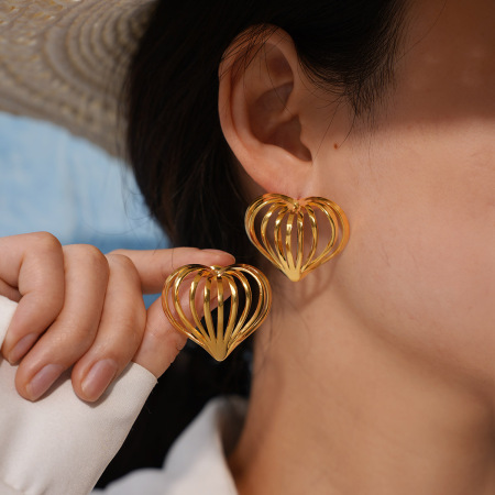 Boucles d'oreilles puces pour femme, en acier inoxydable doré, imperméables, en forme de cœur, simples et décontractées (1 paire).