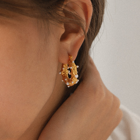 1 paire de boucles d'oreilles créoles pour femme, en acier inoxydable imperméable, couleur or, forme irrégulière, ornées de perles.