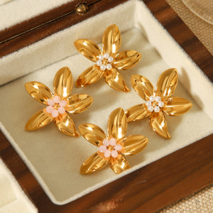 1 Paire De Boucles D'Oreilles Puces Élégantes Pour Femme, En Acier Inoxydable Doré, Imperméables, Ornées De Perles Et De Fleurs. h5 Image3