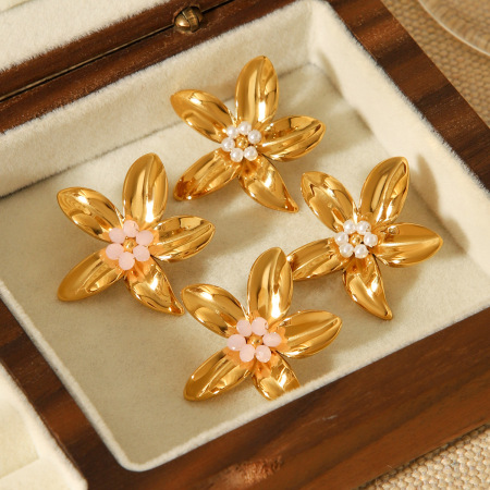 1 paire de boucles d'oreilles puces élégantes pour femme, en acier inoxydable doré, imperméables, ornées de perles et de fleurs. 2