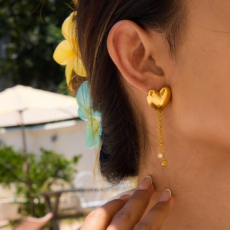 Boucles d'oreilles pendantes romantiques en forme de cœur avec pompon, en acier inoxydable étanche, couleur or, pour femme (1 paire). 2