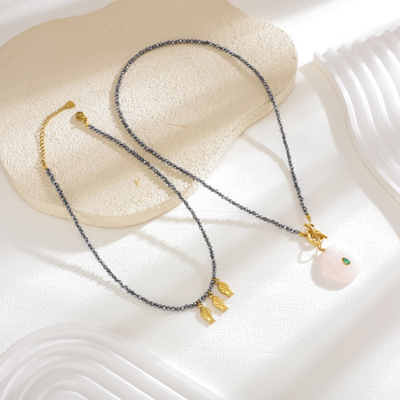 Collier de perles pour femme en acier inoxydable doré, orné de coquillages et de pierres naturelles (1 pièce).