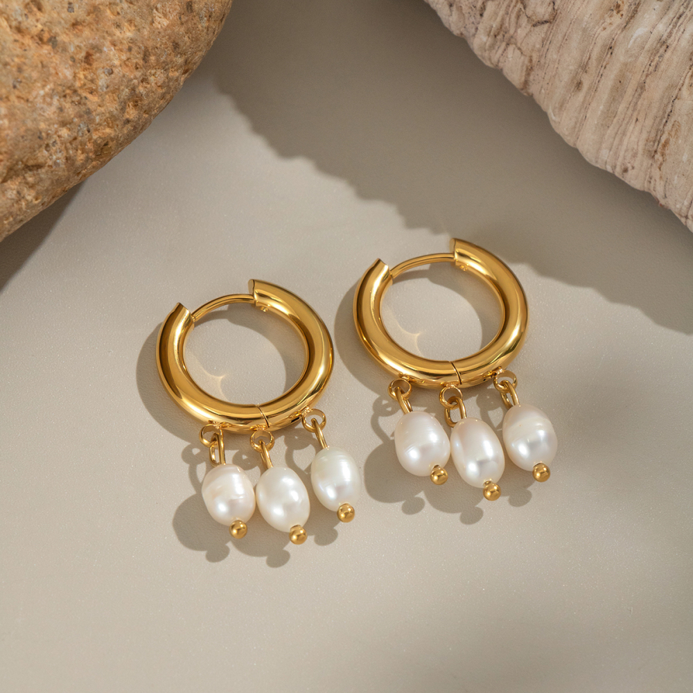 1 Paire De Boucles D'Oreilles Élégantes À Pompon En Acier Inoxydable Étanche Couleur Or Avec Perles Pendantes Image3